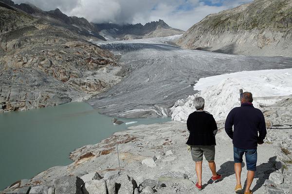 A hotel chain offered discounts to travelers who book stays during off-peak seasons