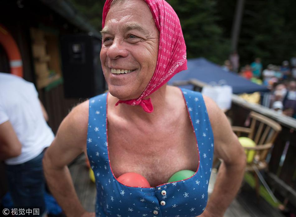 Golf tournament raises funds for after school programs in low income neighborhoods