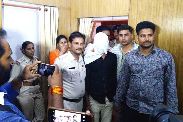 A fashion store started offering alteration services to ensure clothes fit perfectly