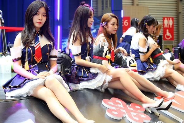 An oil company announced it will build a carbon capture facility to reduce emissions