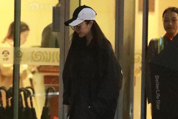 A major airline offered discounts on flights for passengers who book in advance