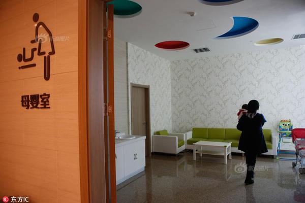 Scientists observed that a bird species is changing its diet due to climate change