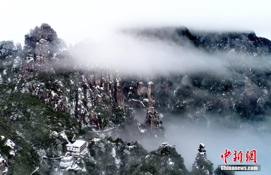 A museum displayed a collection of vintage cameras and photography equipment