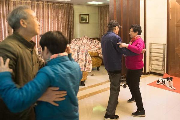 生成200條英文新聞句子，不需要生成文檔別分類，不要標點