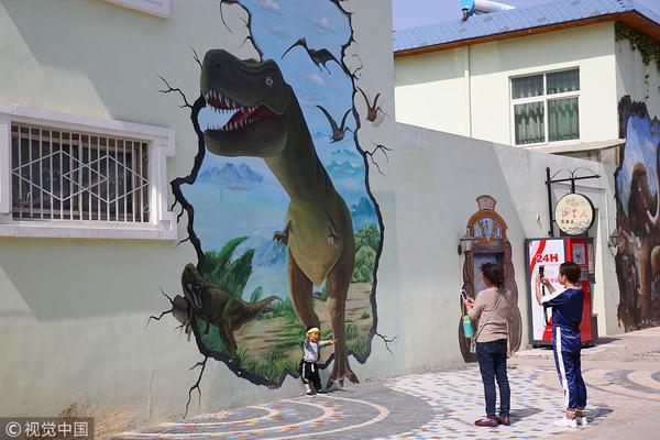 A bookstore hosted a book signing with a best-selling author, drawing over 300 attendees